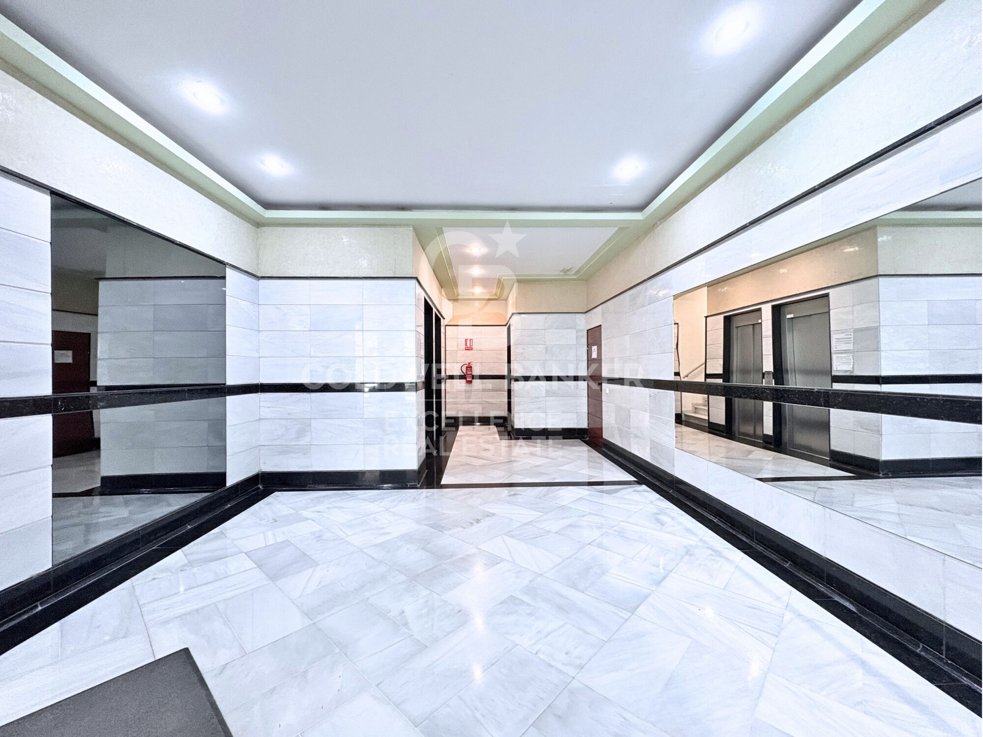 Designer apartment in a residential complex with terrace, swimming pool, paddle court and parking on Av. Alfahuir.