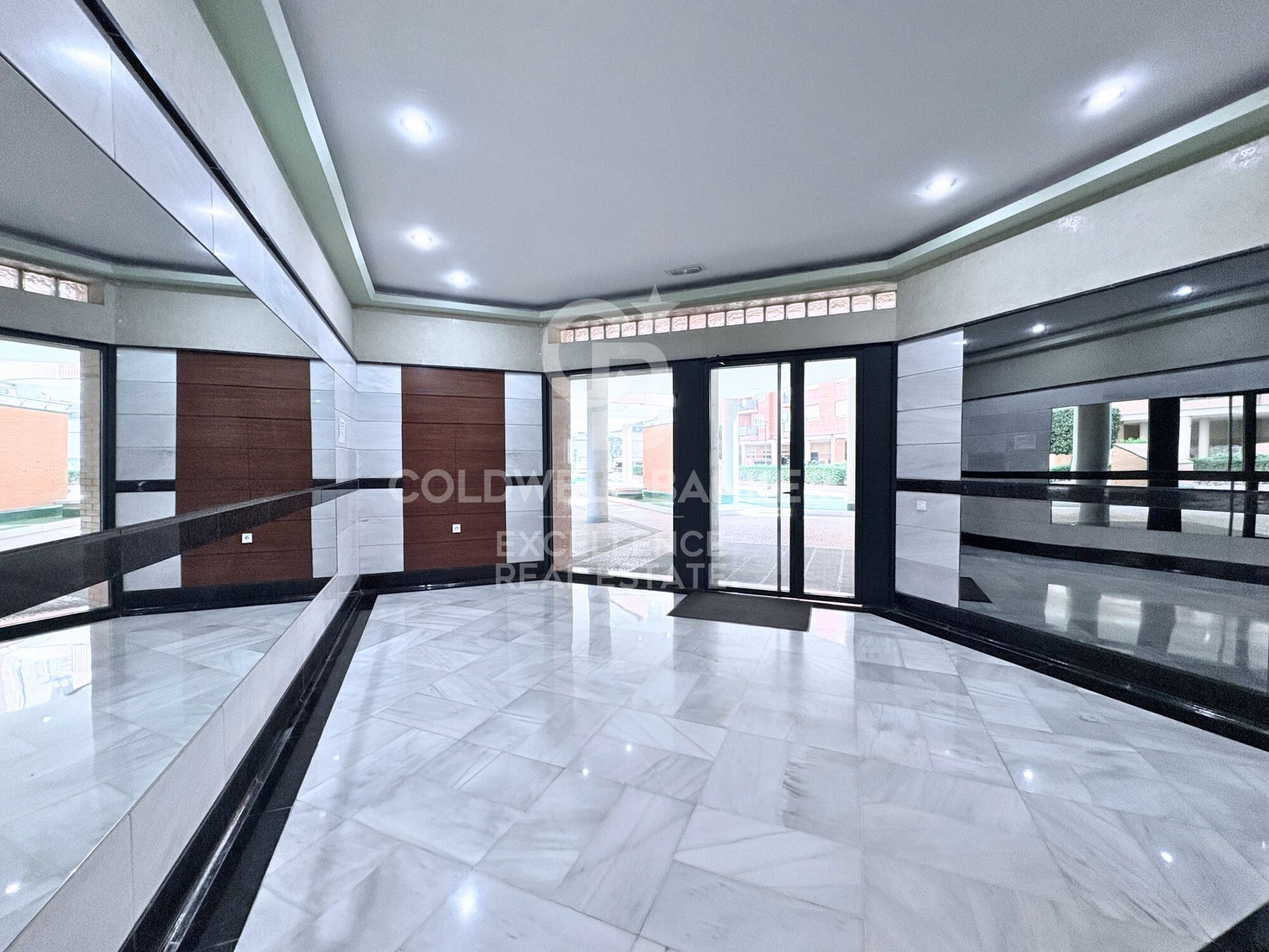 Designer apartment in a residential complex with terrace, swimming pool, paddle court and parking on Av. Alfahuir.