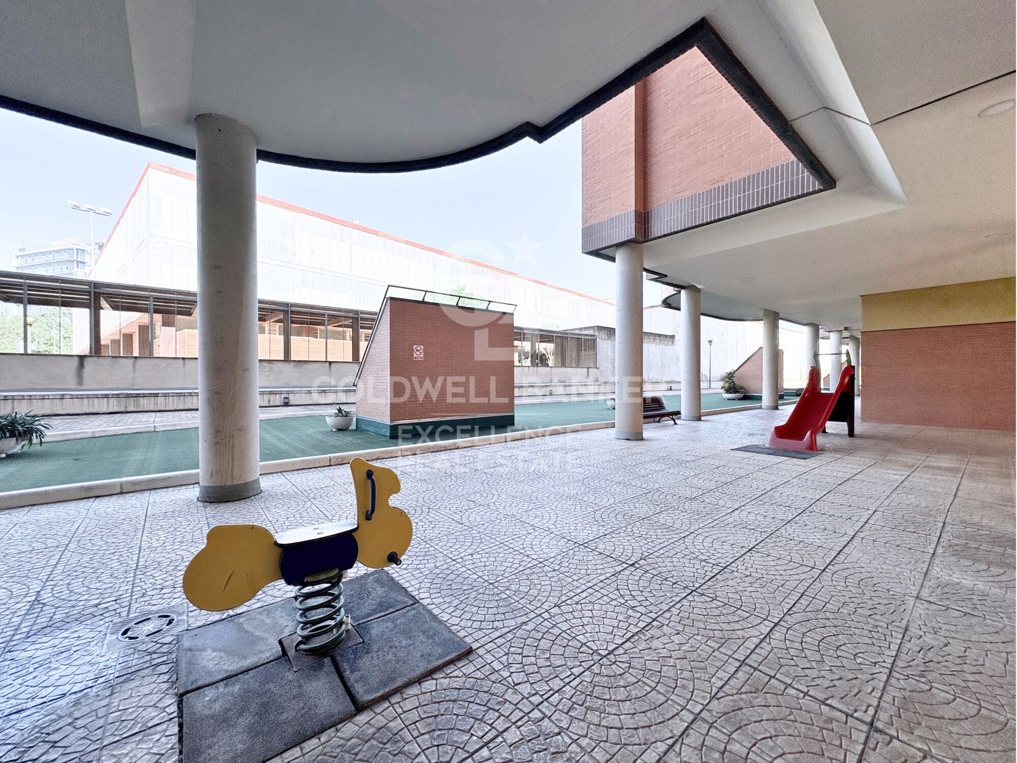 Designer apartment in a residential complex with terrace, swimming pool, paddle court and parking on Av. Alfahuir.