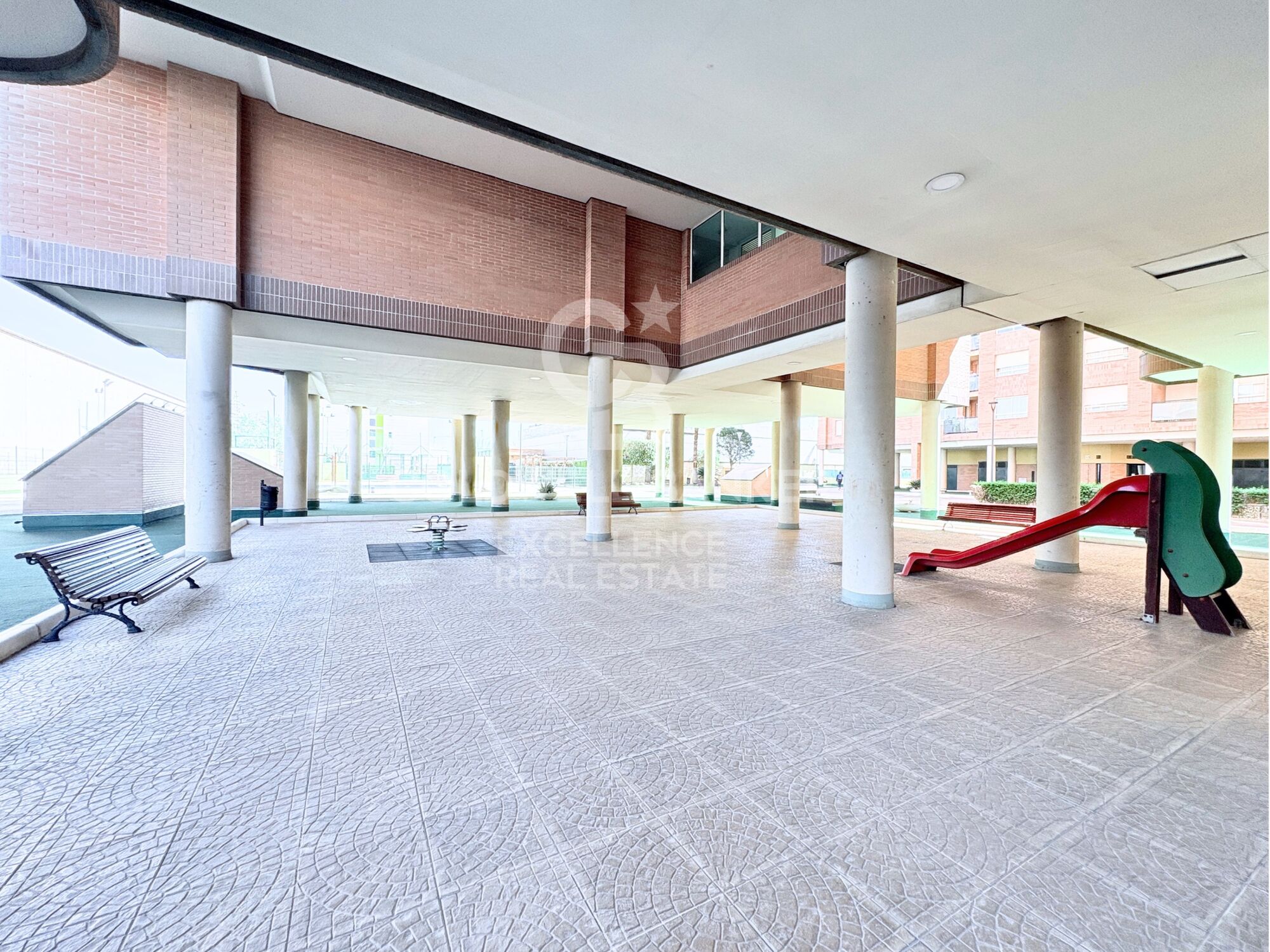 Designer apartment in a residential complex with terrace, swimming pool, paddle court and parking on Av. Alfahuir.