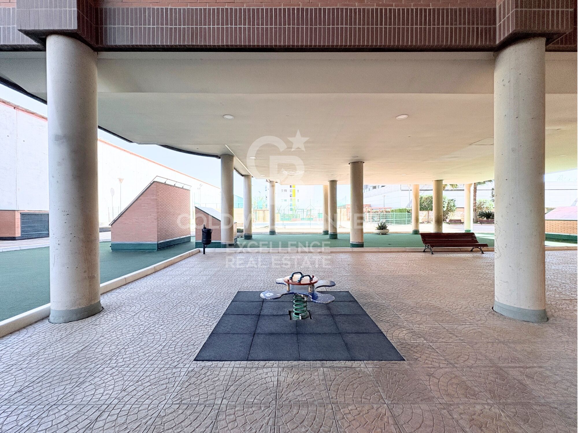 Designer apartment in a residential complex with terrace, swimming pool, paddle court and parking on Av. Alfahuir.