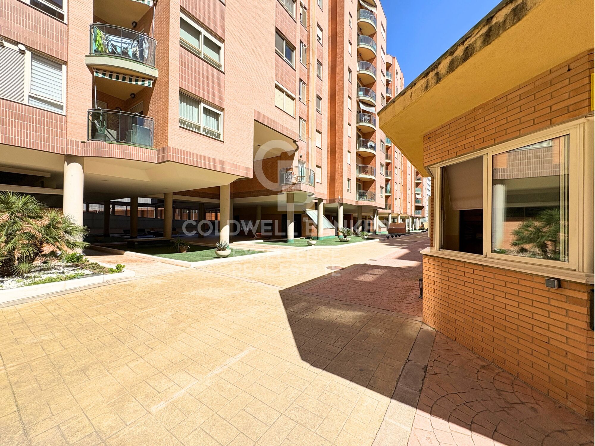 Designer apartment in a residential complex with terrace, swimming pool, paddle court and parking on Av. Alfahuir.