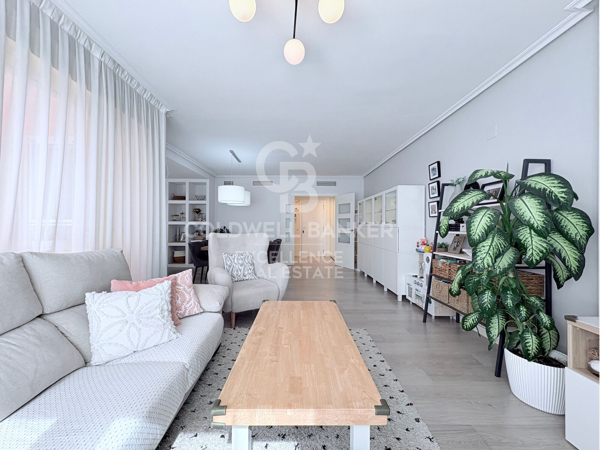Designer apartment in a residential complex with terrace, swimming pool, paddle court and parking on Av. Alfahuir.