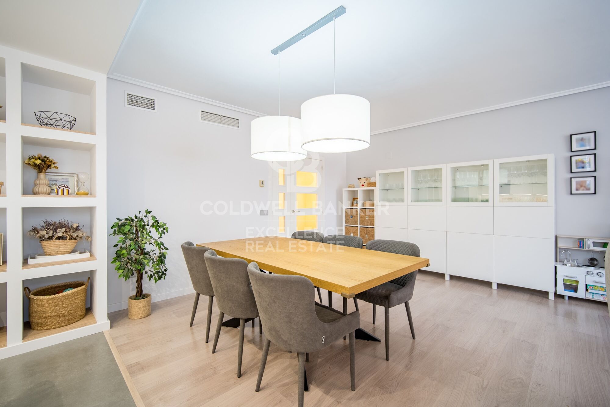 Designwohnung in Wohnanlage mit Terrasse, Pool, Padelplatz und Garage in der Av. Alfahuir