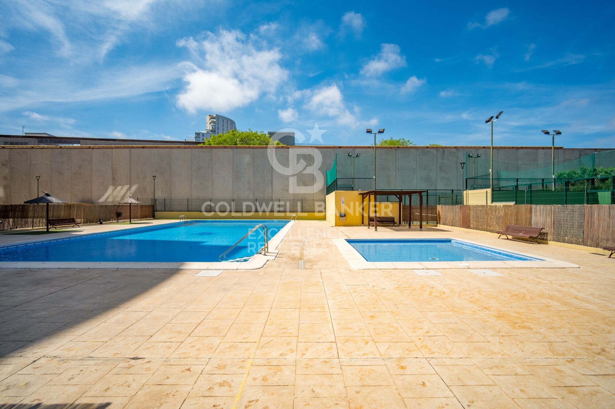 Designwohnung in Wohnanlage mit Terrasse, Pool, Padelplatz und Garage in der Av. Alfahuir