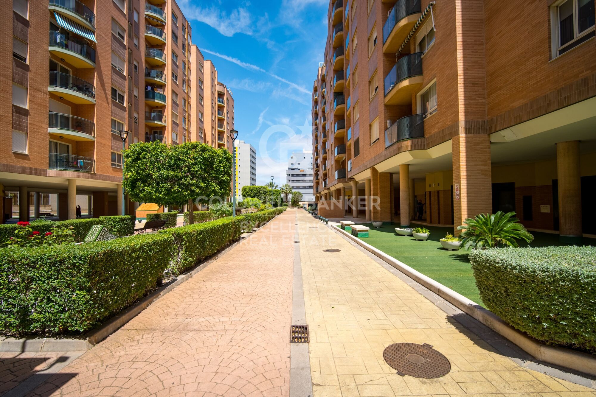 Designwohnung in Wohnanlage mit Terrasse, Pool, Padelplatz und Garage in der Av. Alfahuir