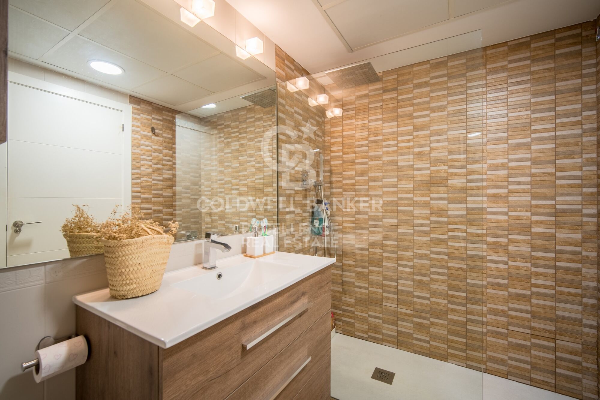 Designer apartment in a residential complex with terrace, swimming pool, paddle court and parking on Av. Alfahuir.