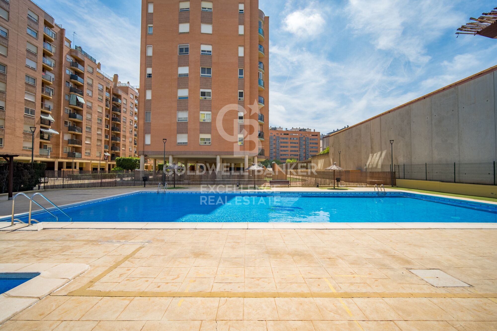 Designer apartment in a residential complex with terrace, swimming pool, paddle court and parking on Av. Alfahuir.