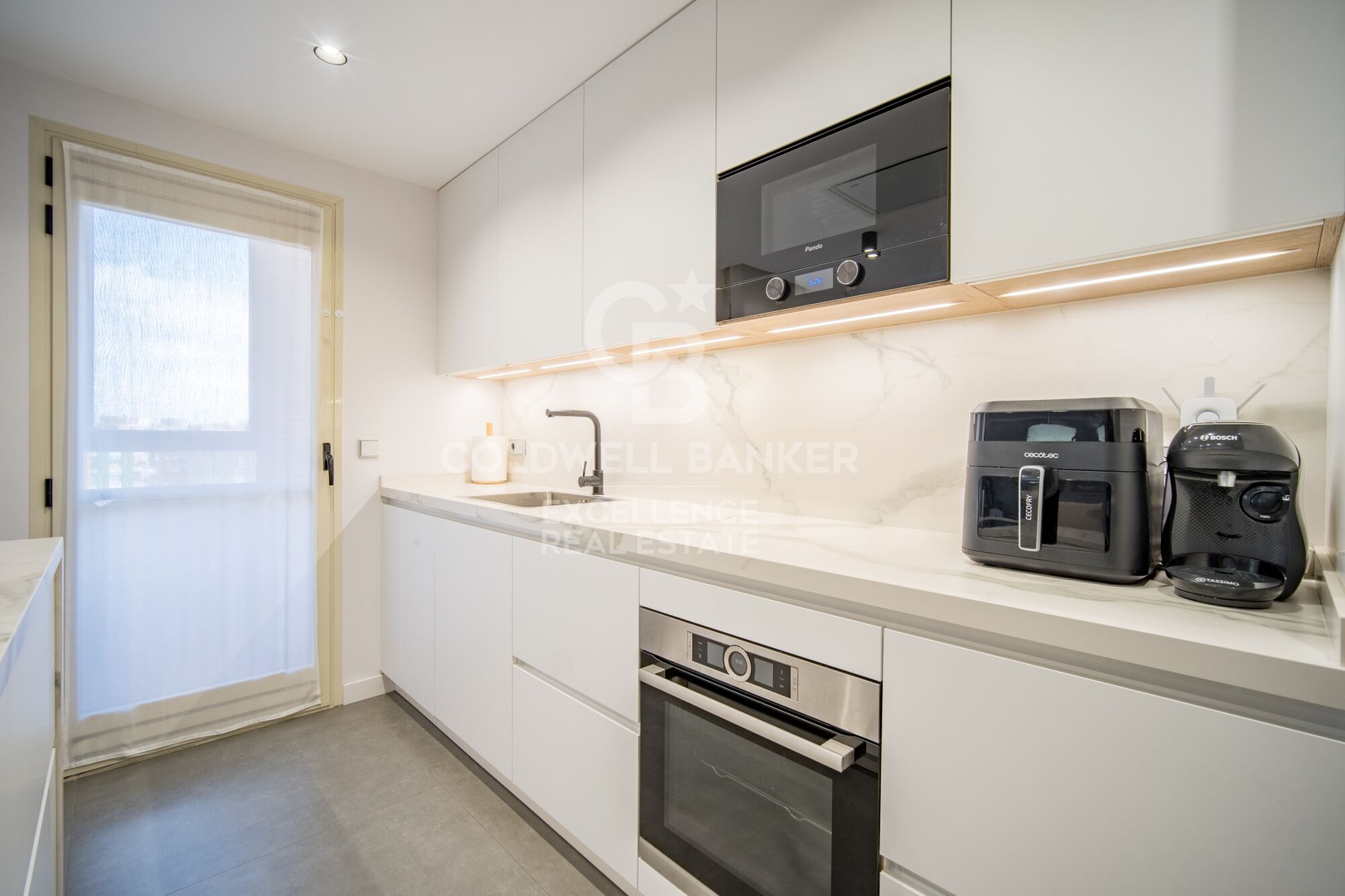 Designwohnung in Wohnanlage mit Terrasse, Pool, Padelplatz und Garage in der Av. Alfahuir