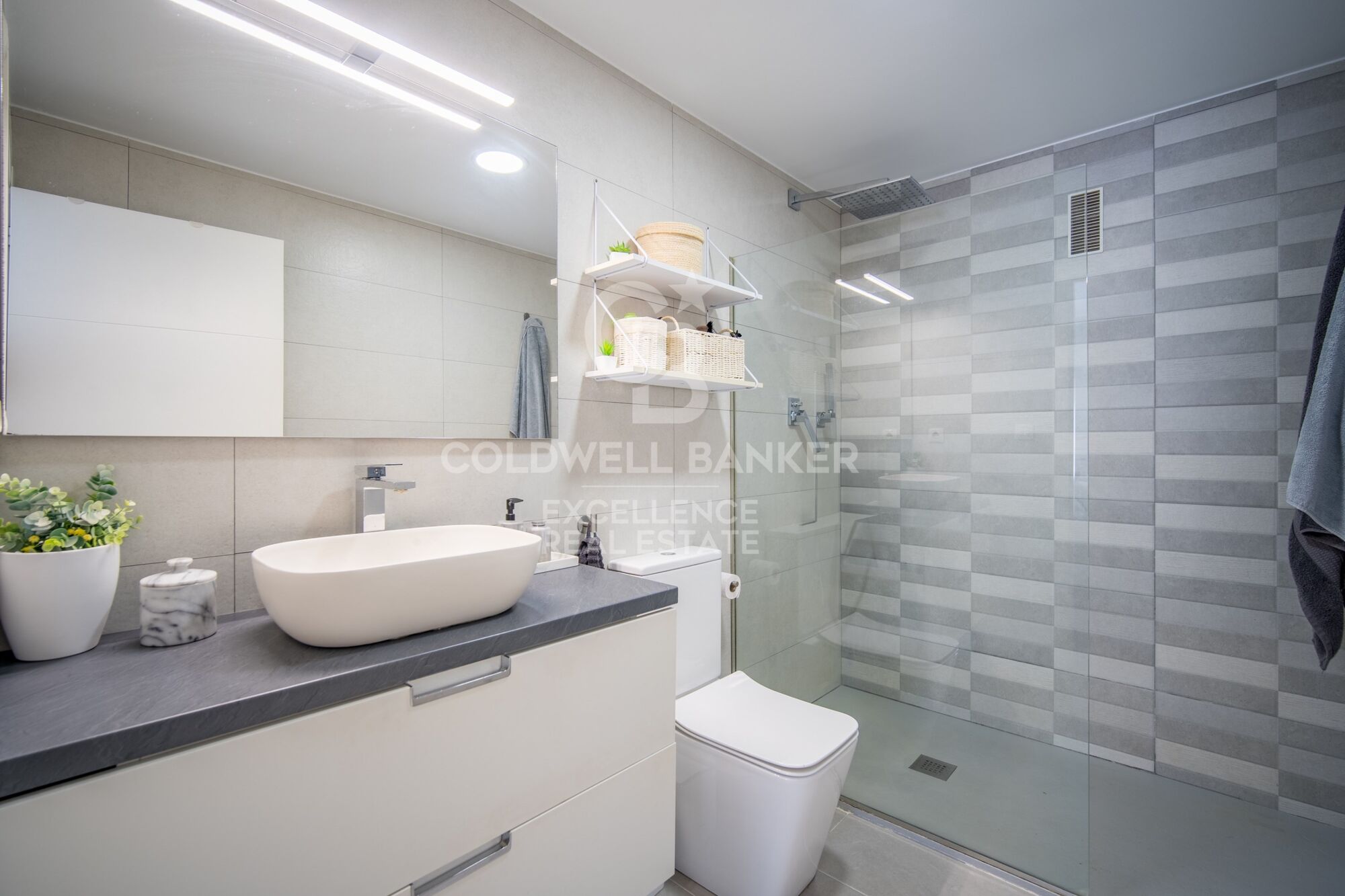 Designwohnung in Wohnanlage mit Terrasse, Pool, Padelplatz und Garage in der Av. Alfahuir