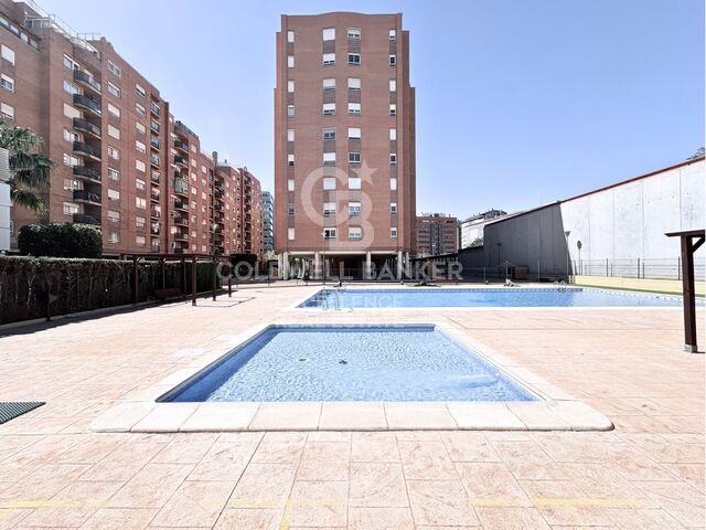 Designwohnung in Wohnanlage mit Terrasse, Pool, Padelplatz und Garage in der Av. Alfahuir