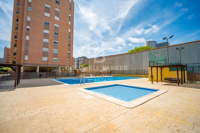 Designwohnung in Wohnanlage mit Terrasse, Pool, Padelplatz und Garage in der Av. Alfahuir