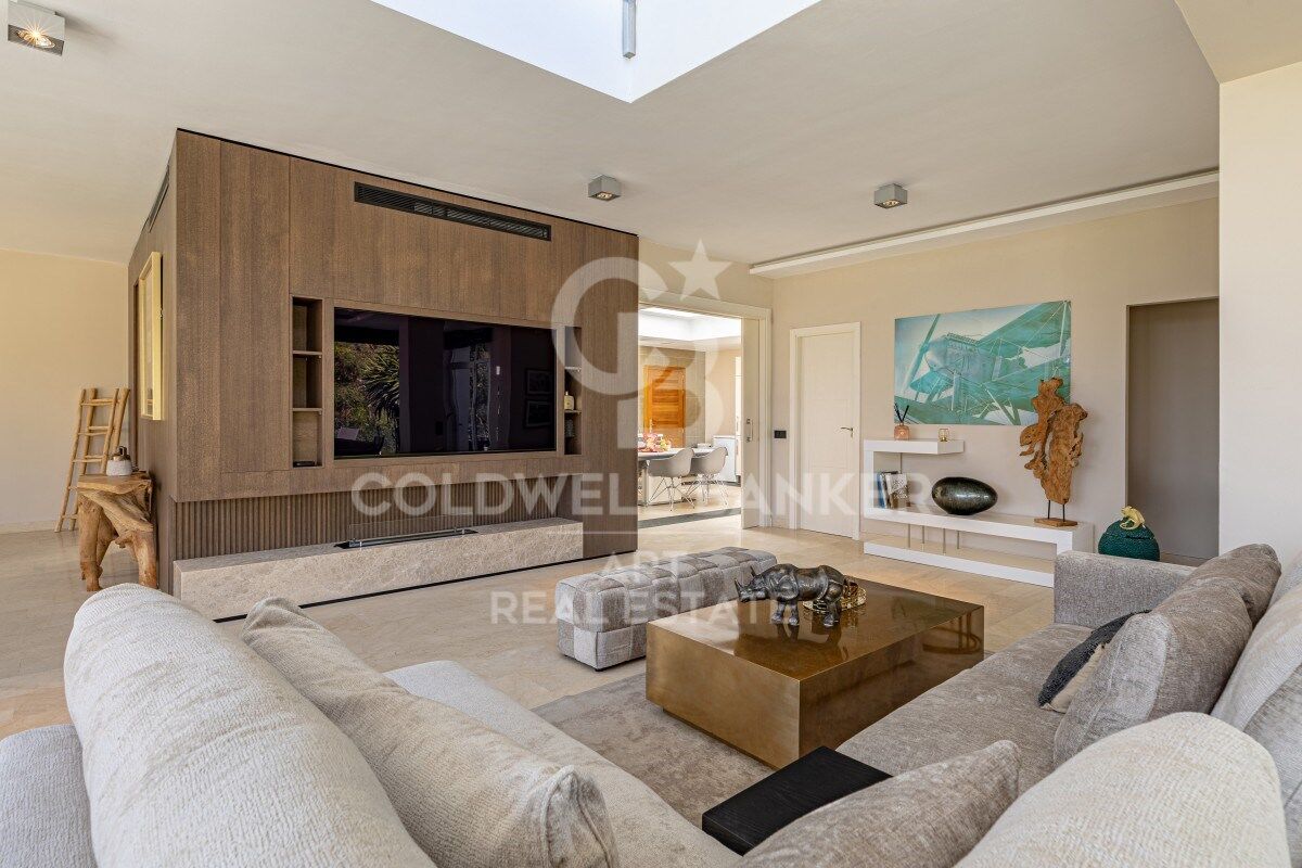 Villa contemporánea con piscina climatizada en El Rosario- Marbella