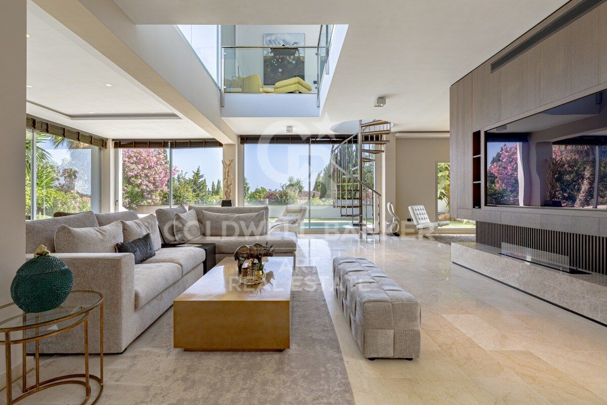 Villa contemporánea con piscina climatizada en El Rosario- Marbella