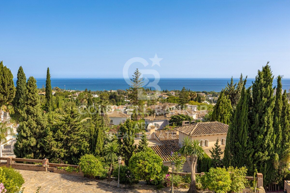 Villa contemporánea con piscina climatizada en El Rosario- Marbella