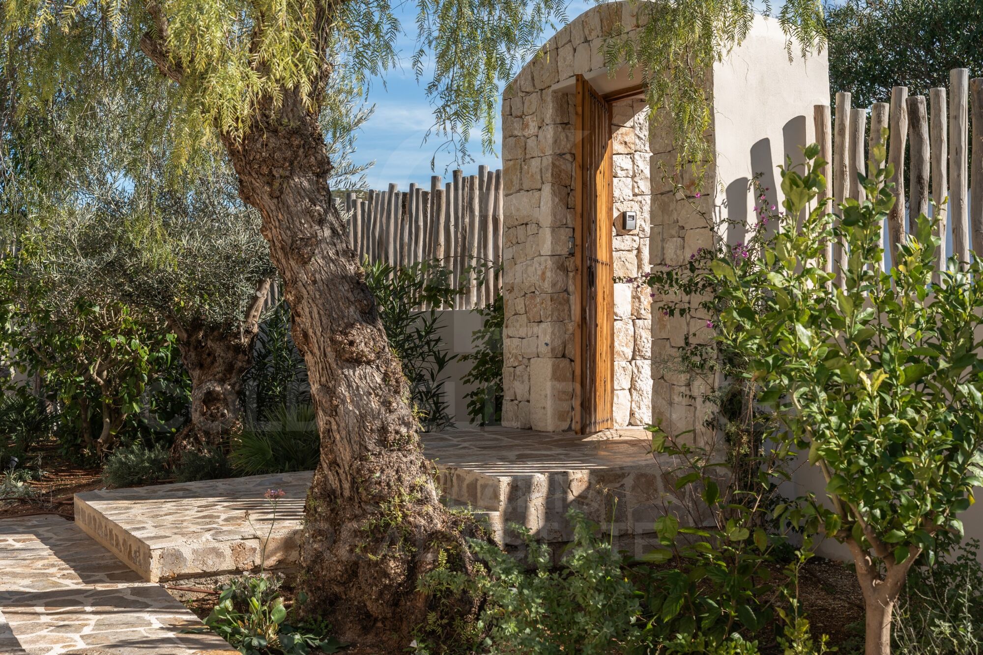 Exclusiva villa 'Casa Luz' renovada con vistas panorámicas y privacidad absoluta en Jávea