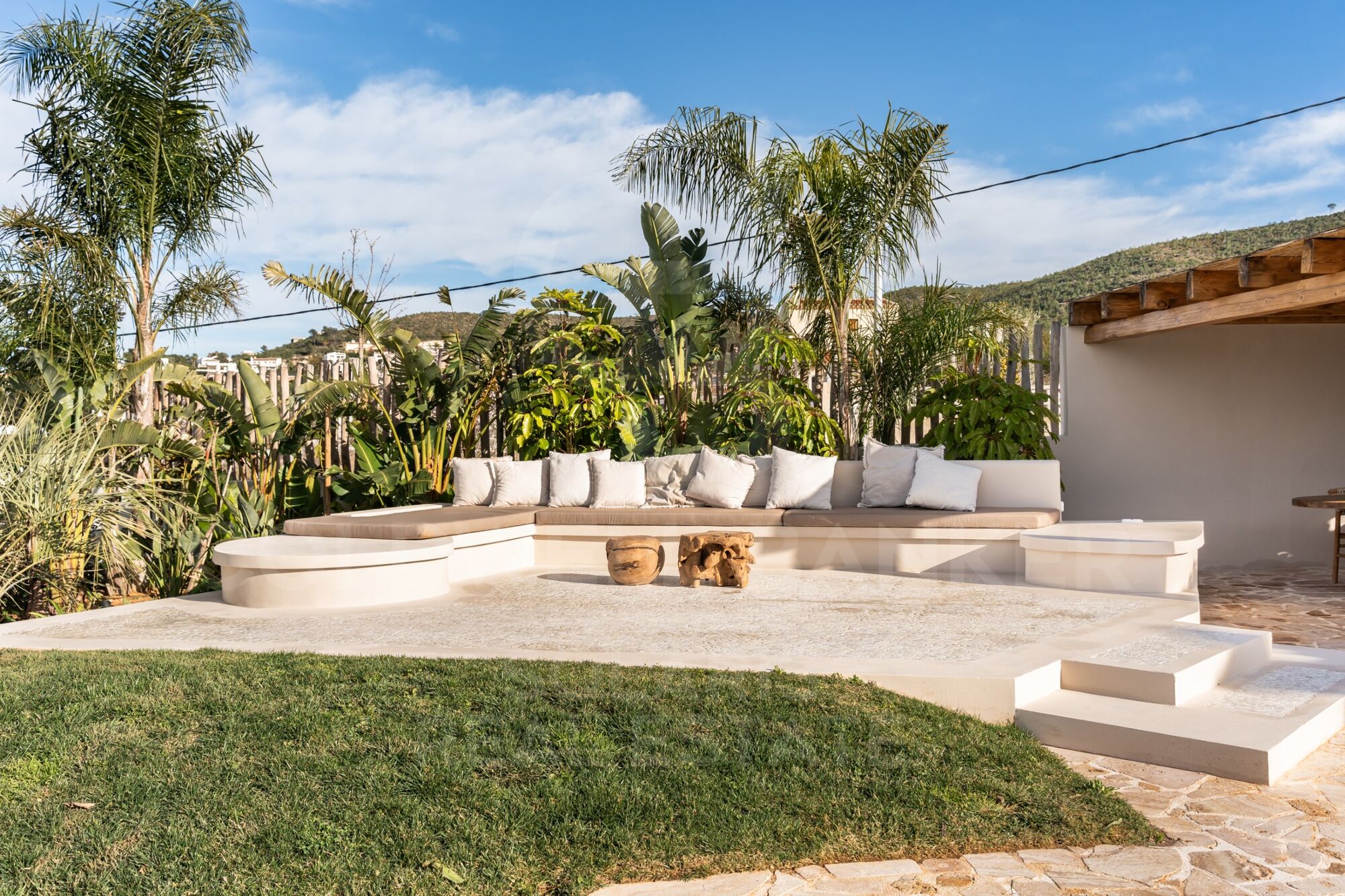 Exclusiva villa 'Casa Luz' renovada con vistas panorámicas y privacidad absoluta en Jávea