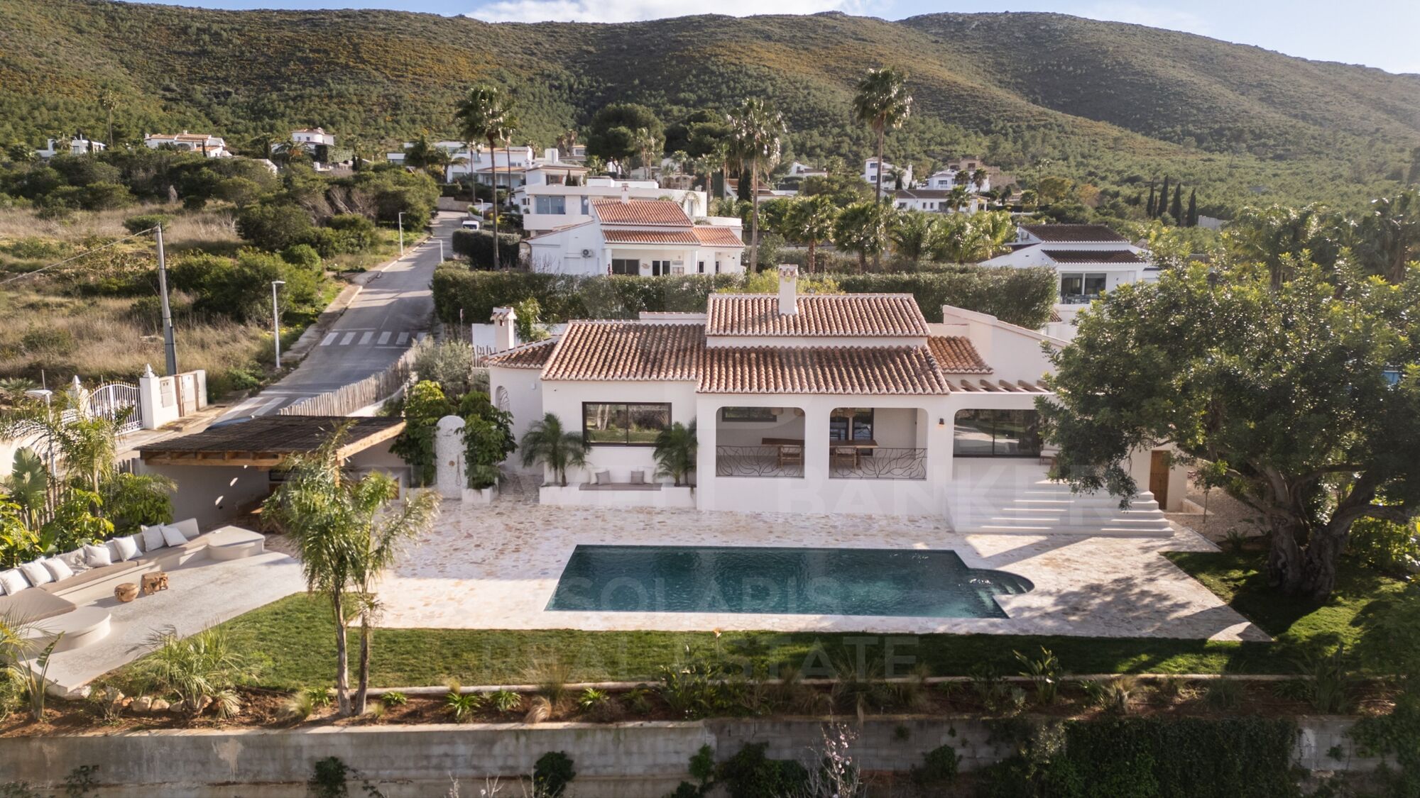 Exclusiva villa 'Casa Luz' renovada con vistas panorámicas y privacidad absoluta en Jávea