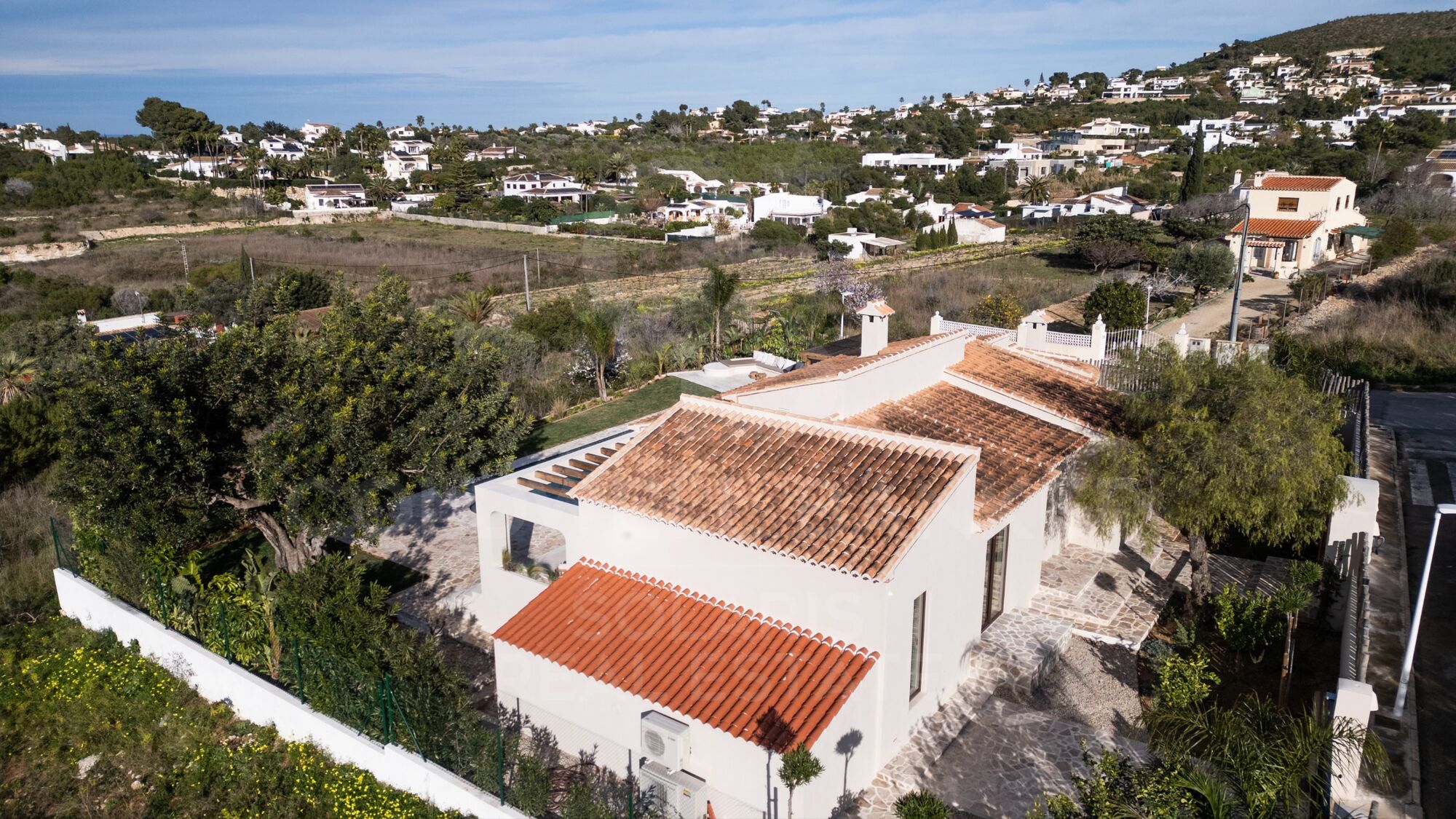 Exclusiva villa 'Casa Luz' renovada con vistas panorámicas y privacidad absoluta en Jávea