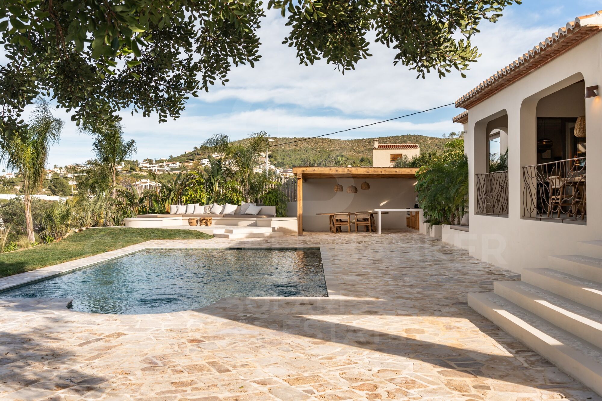 Exclusiva villa 'Casa Luz' renovada con vistas panorámicas y privacidad absoluta en Jávea
