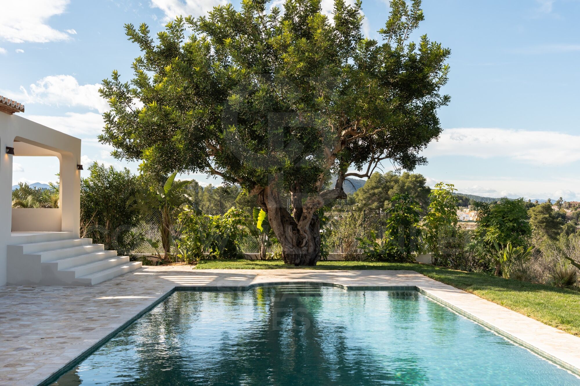 Exclusiva villa 'Casa Luz' renovada con vistas panorámicas y privacidad absoluta en Jávea