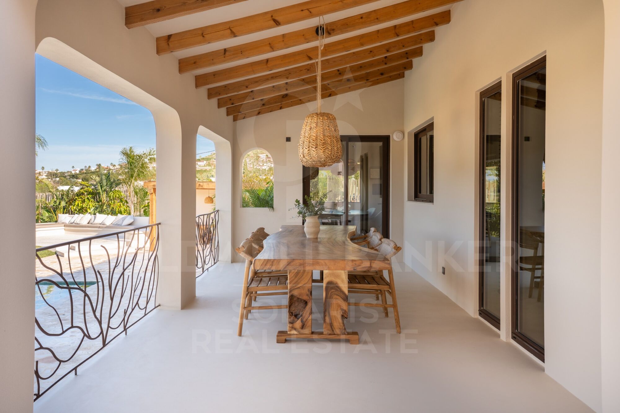 Exclusiva villa 'Casa Luz' renovada con vistas panorámicas y privacidad absoluta en Jávea