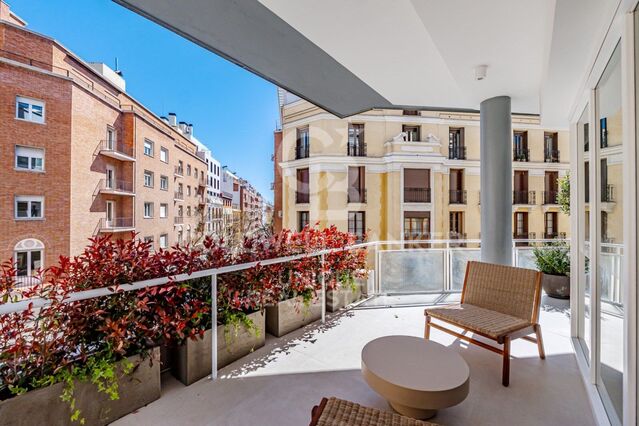 Piso exterior reformado con terraza en Goya, Madrid