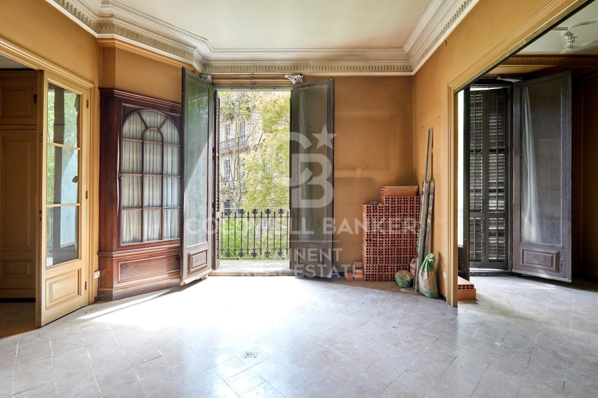 Spectaculaire appartement à rénover dans un immeuble de prestige moderniste - Passeig de Sant Joan.