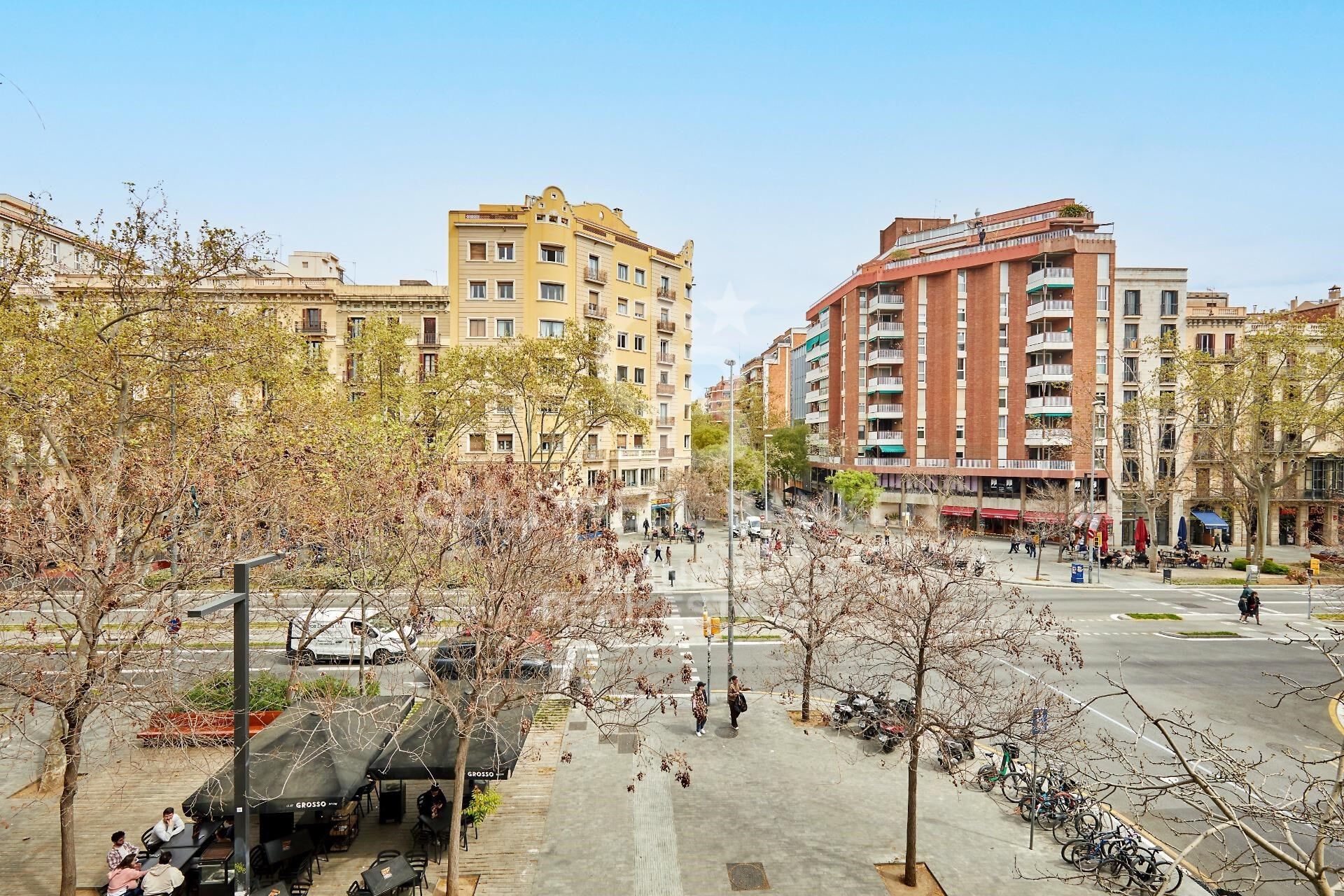 Spectaculaire appartement à rénover dans un immeuble de prestige moderniste - Passeig de Sant Joan.