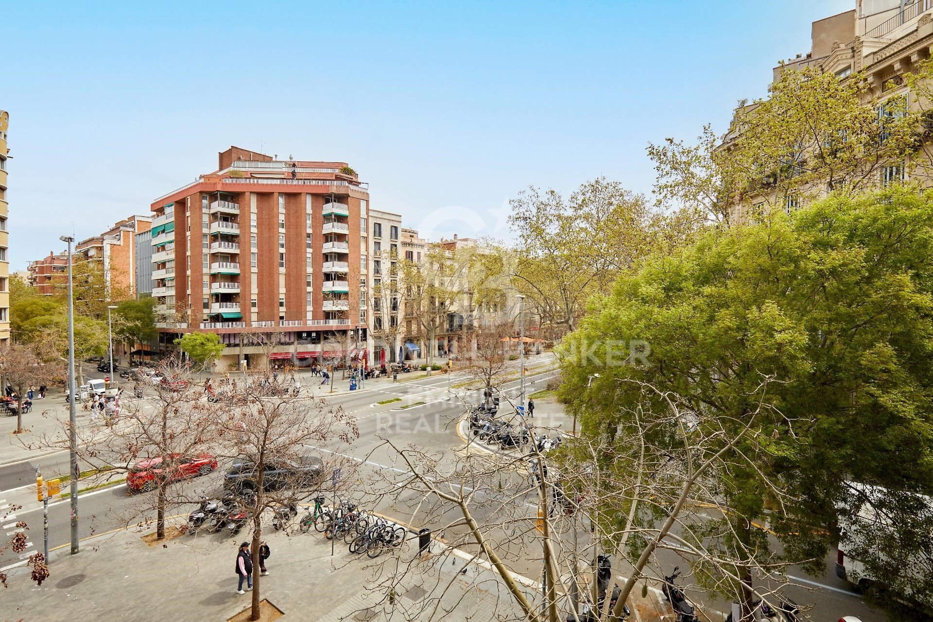 Spectaculaire appartement à rénover dans un immeuble de prestige moderniste - Passeig de Sant Joan.