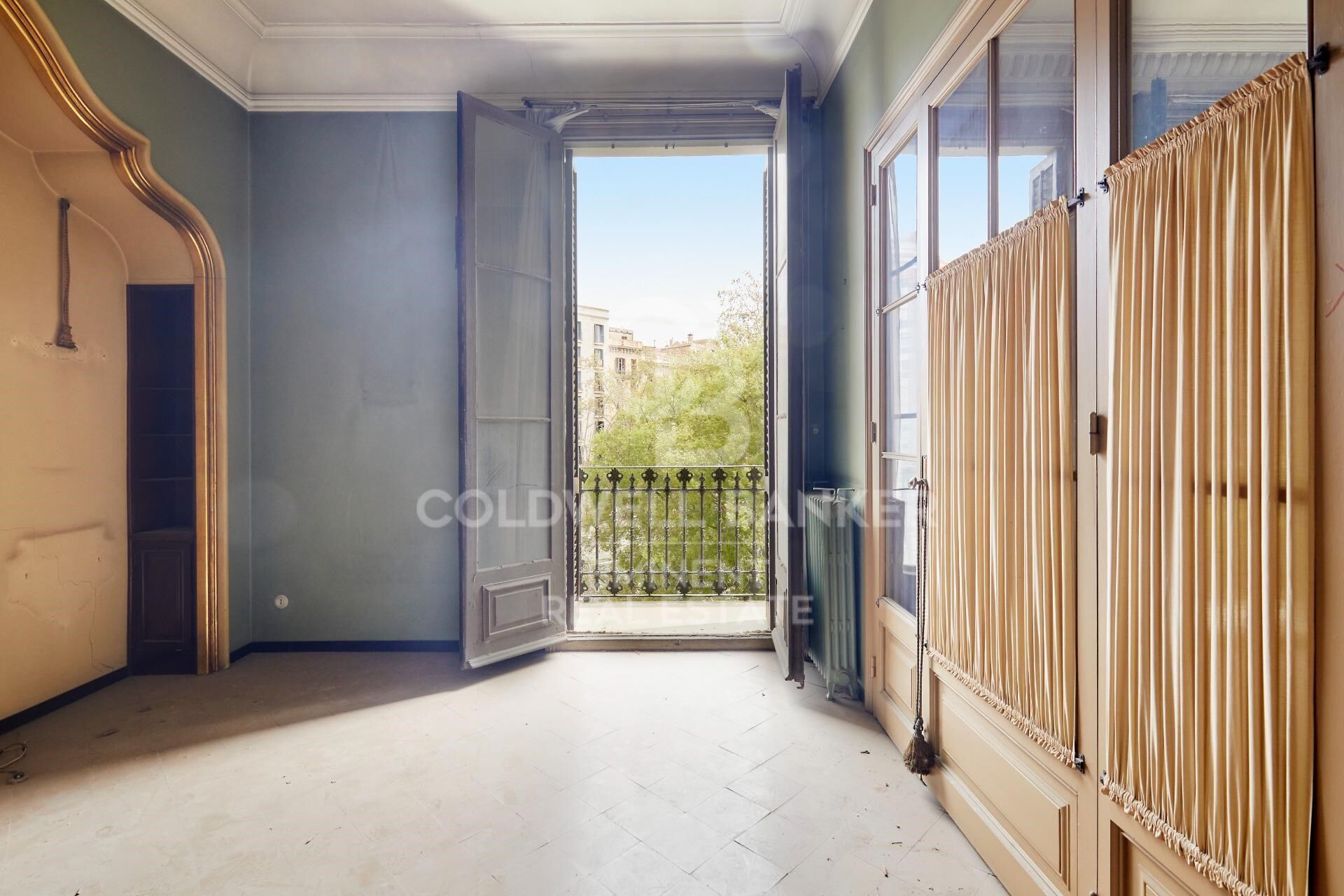 Spectaculaire appartement à rénover dans un immeuble de prestige moderniste - Passeig de Sant Joan.