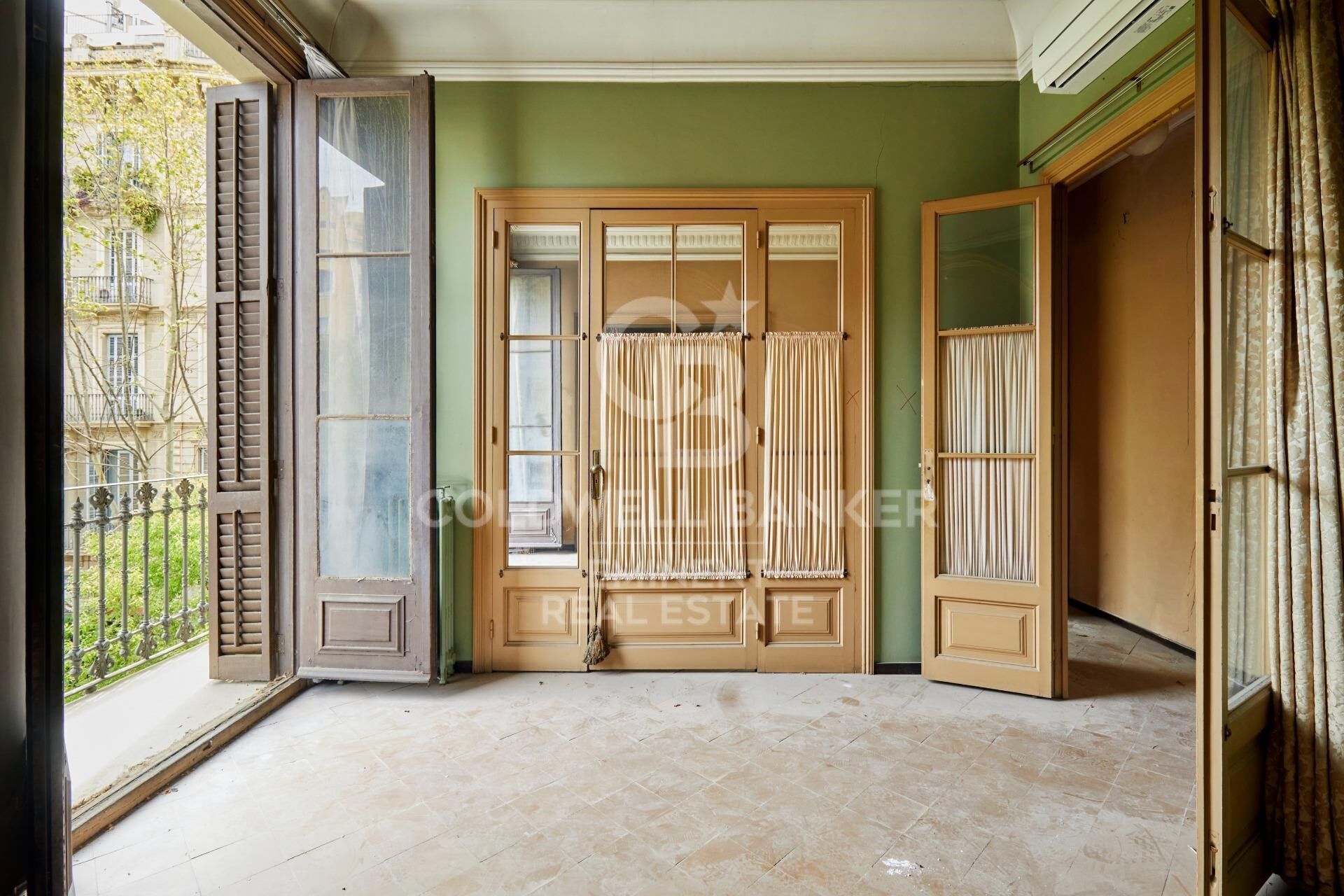 Spectaculaire appartement à rénover dans un immeuble de prestige moderniste - Passeig de Sant Joan.