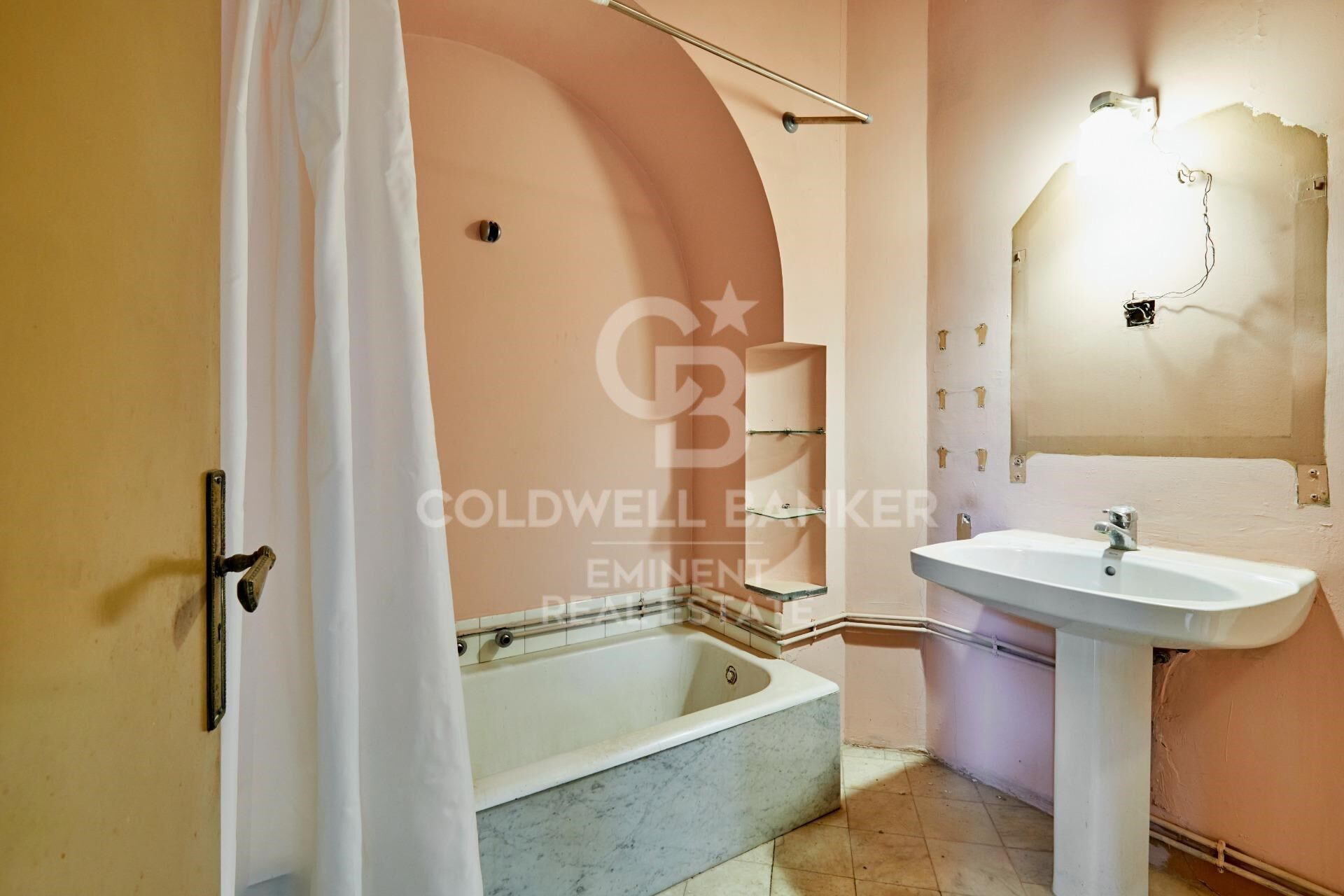 Spectaculaire appartement à rénover dans un immeuble de prestige moderniste - Passeig de Sant Joan.