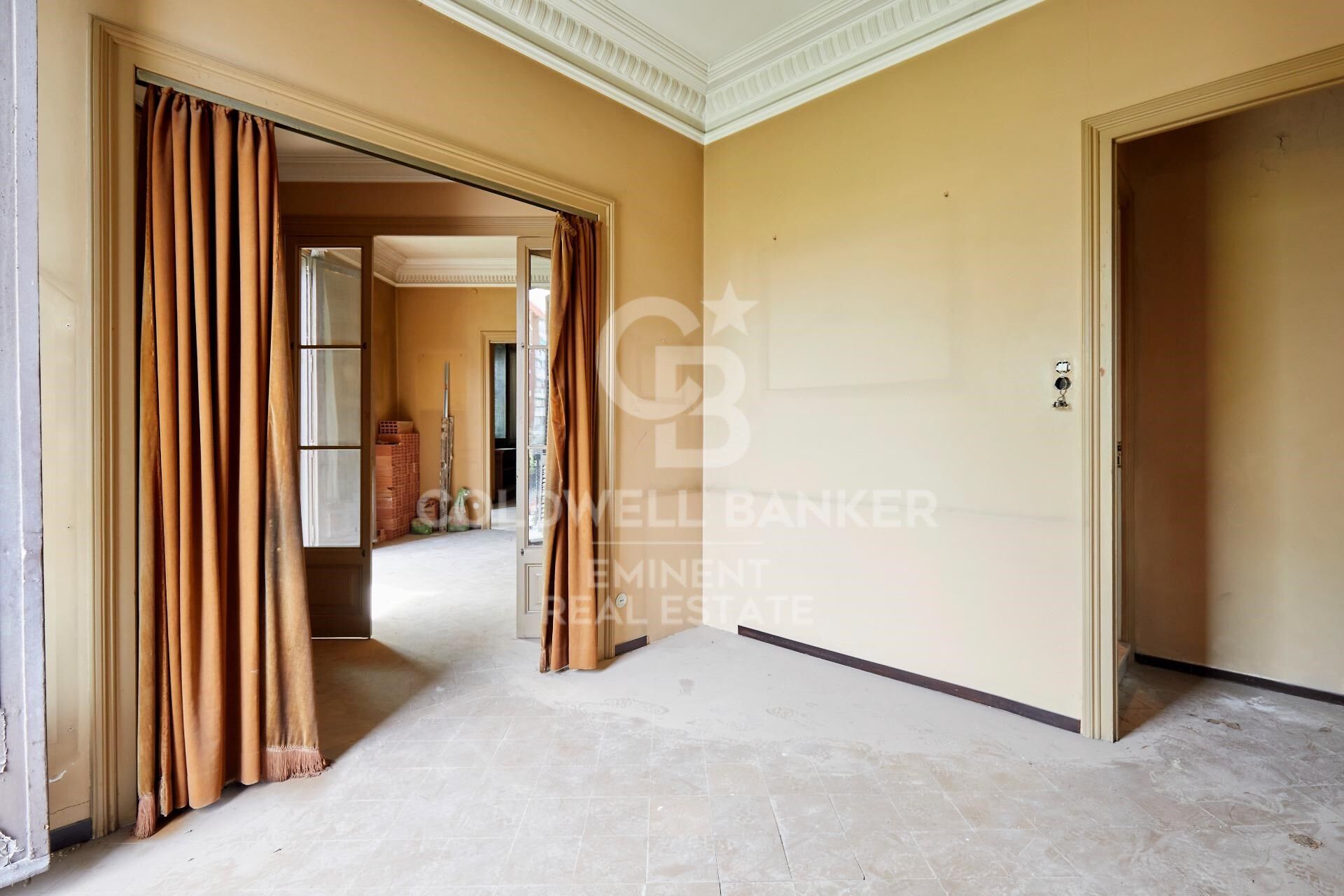 Spectaculaire appartement à rénover dans un immeuble de prestige moderniste - Passeig de Sant Joan.