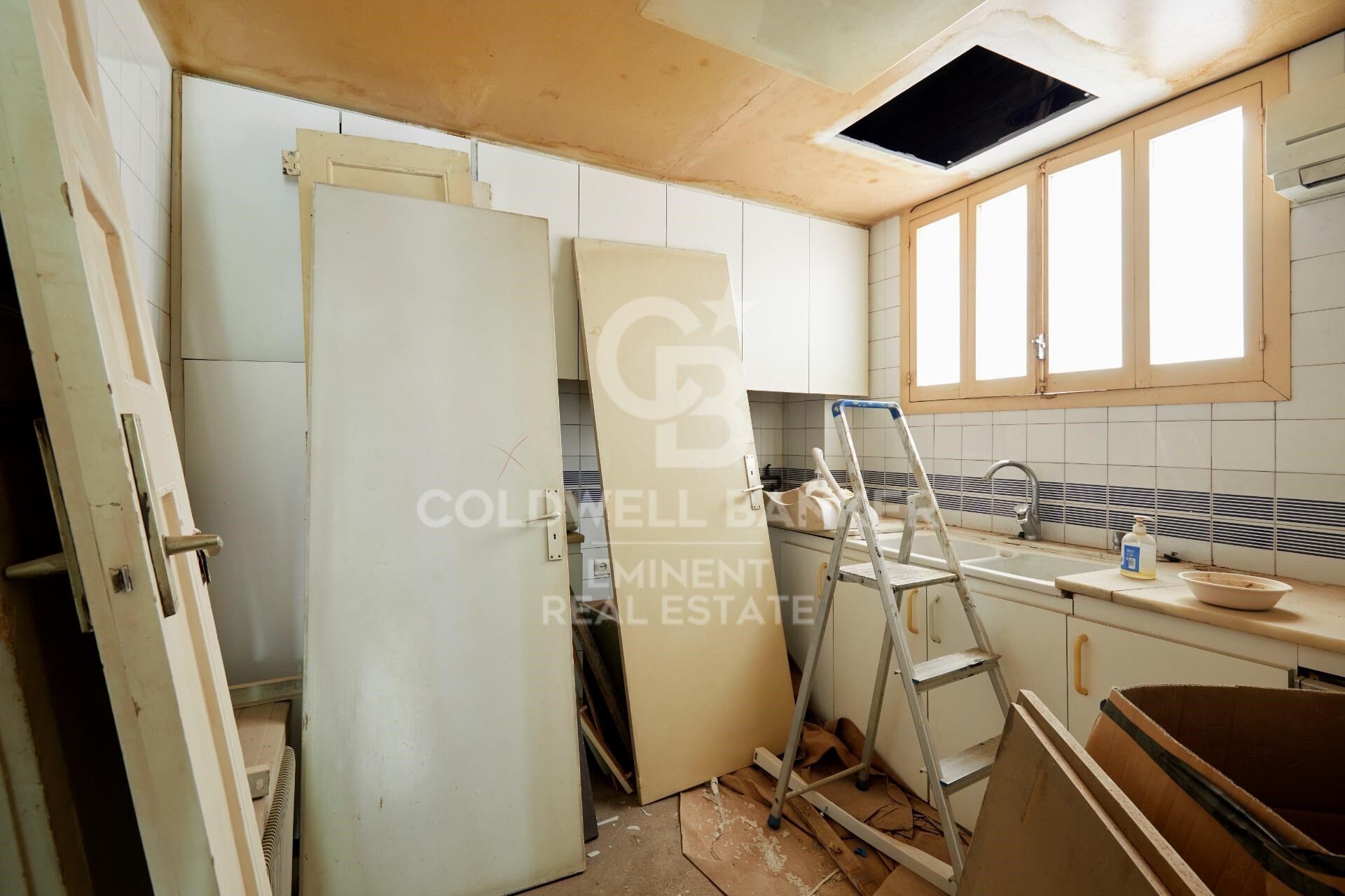 Spectaculaire appartement à rénover dans un immeuble de prestige moderniste - Passeig de Sant Joan.