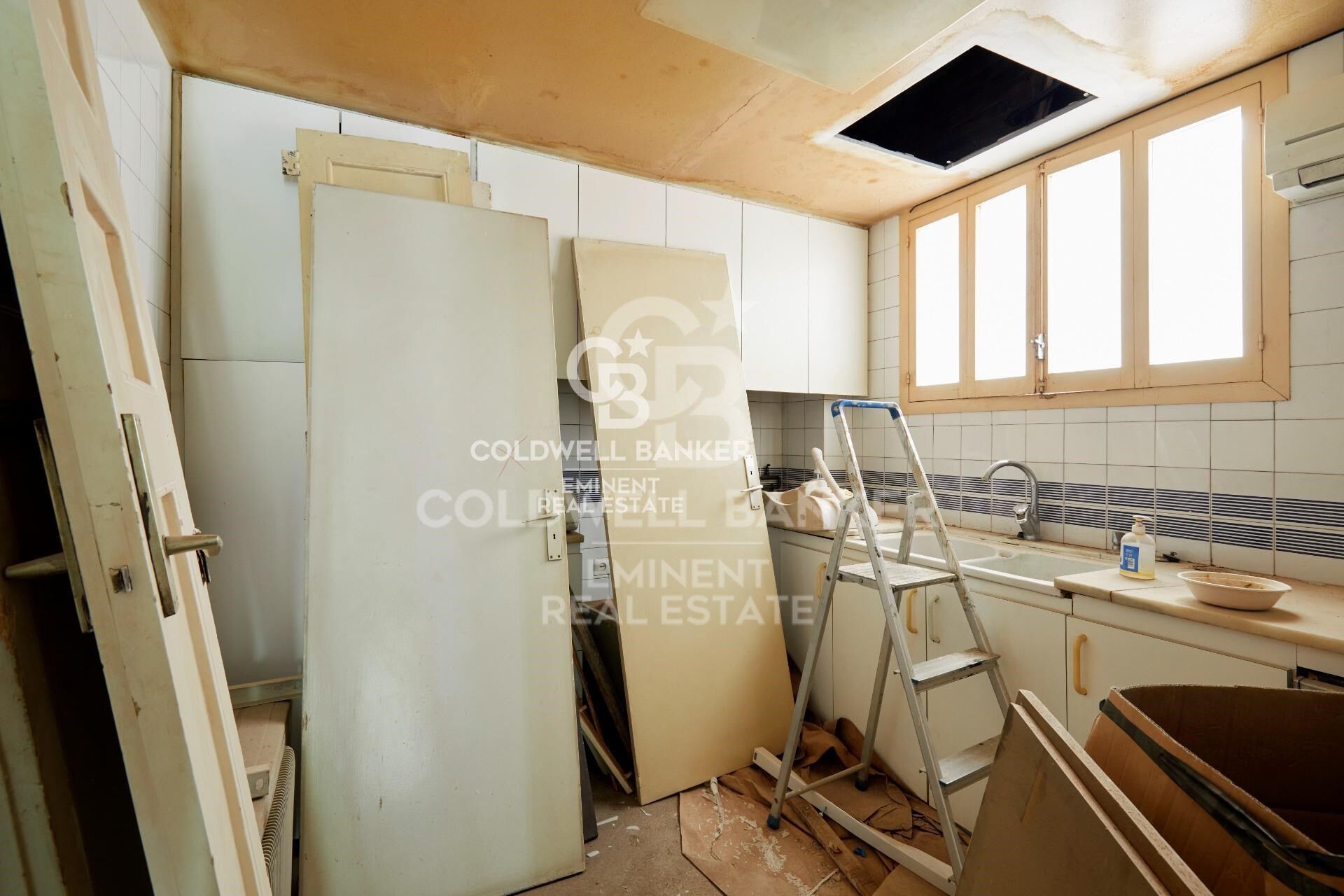 Spectaculaire appartement à rénover dans un immeuble de prestige moderniste - Passeig de Sant Joan.