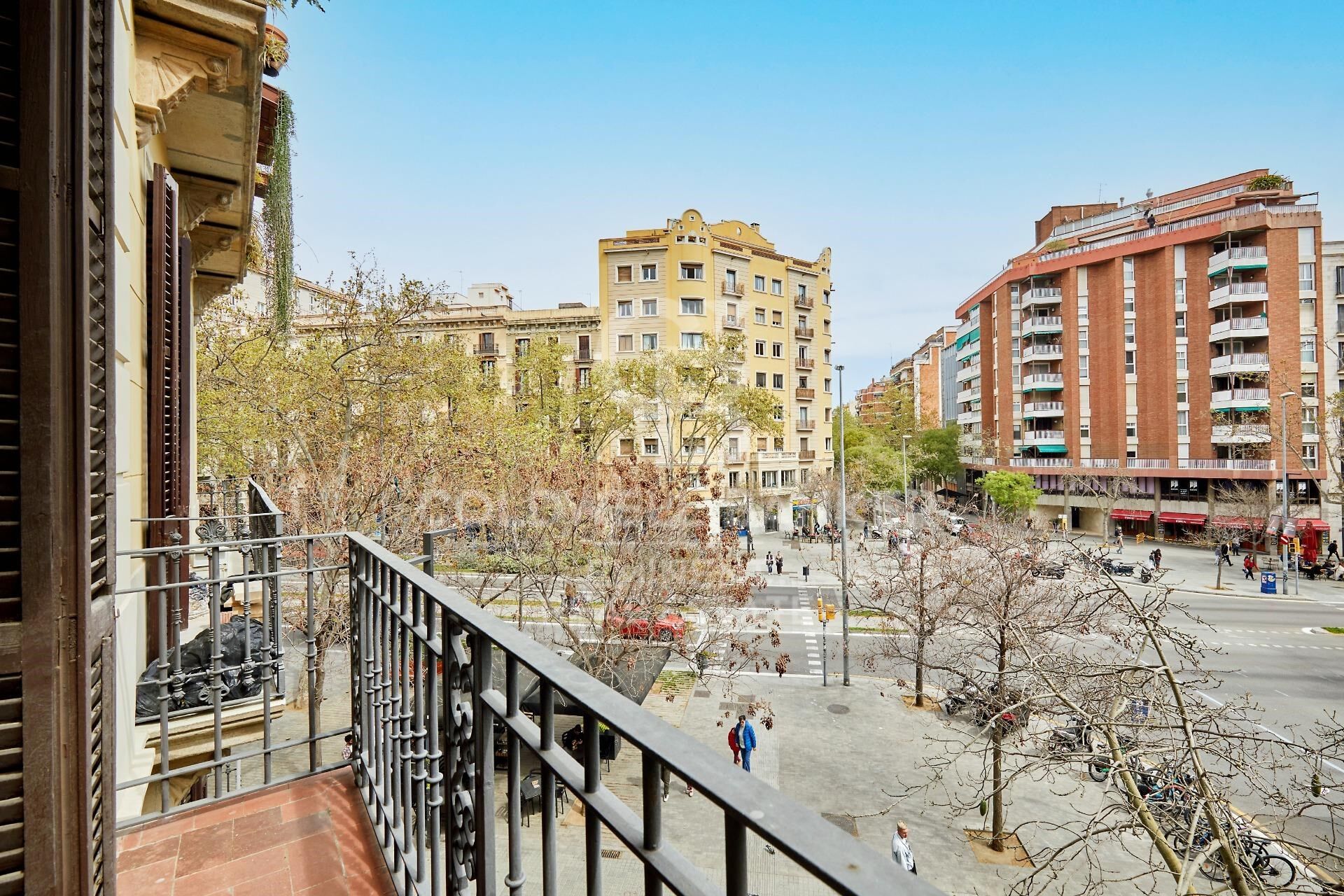 Spektakuläre renovierungsbedürftige Wohnung in einem modernistischen Prachtbau - Passeig de Sant Joan.