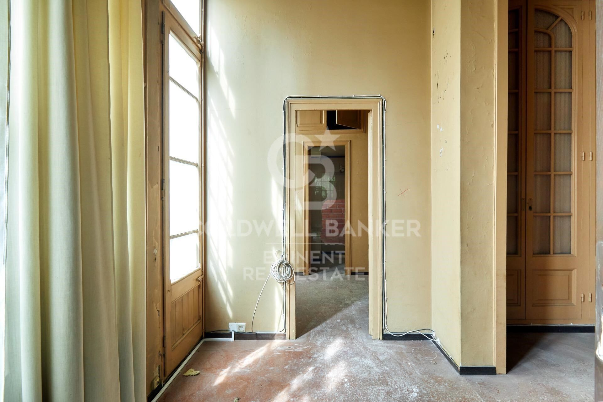 Spektakuläre renovierungsbedürftige Wohnung in einem modernistischen Prachtbau - Passeig de Sant Joan.