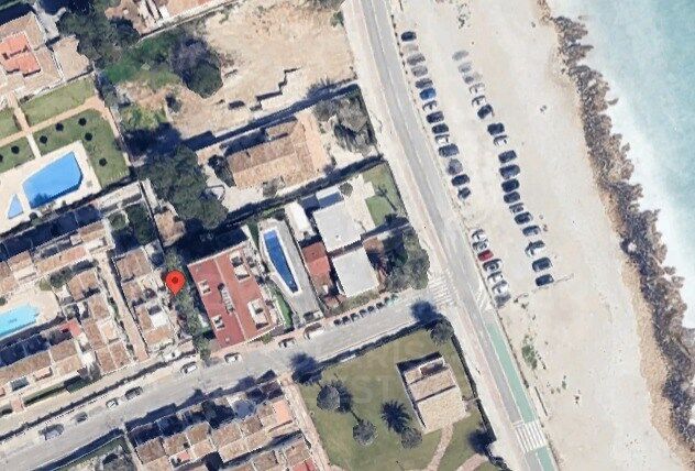 Bright 3 bedroom flat with communal pool