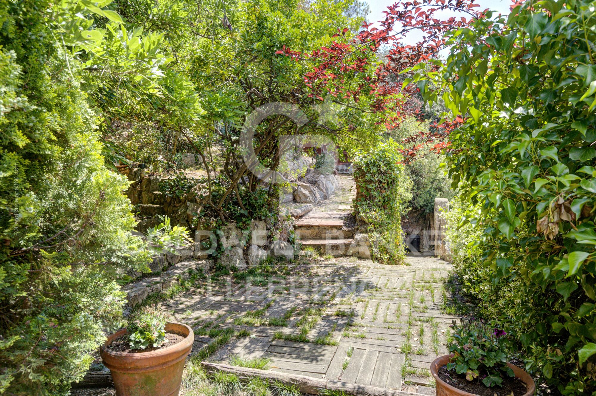 Charming property for sale in Vallvidrera with modernist elements, garden and pool