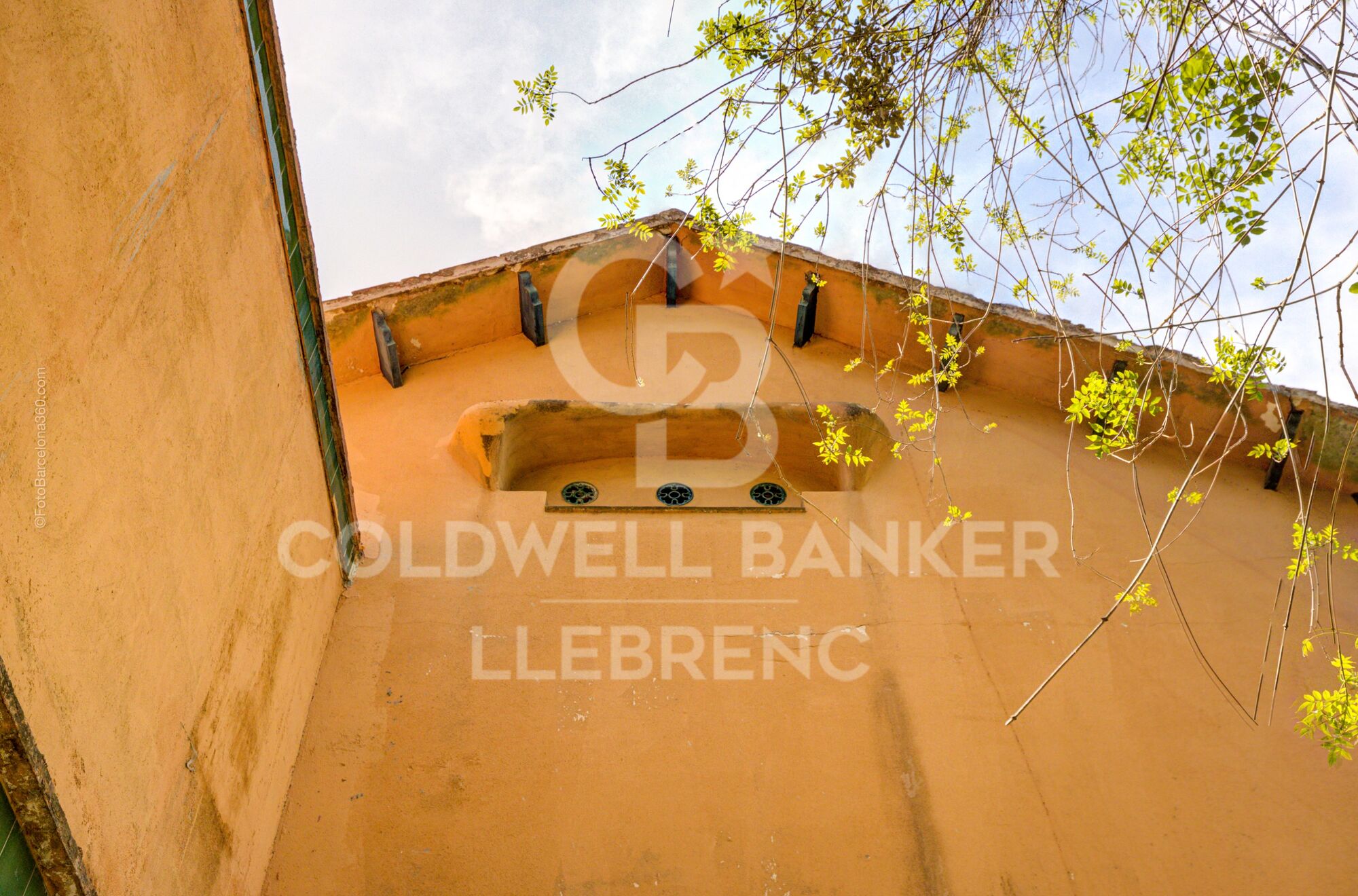 Charming property for sale in Vallvidrera with modernist elements, garden and pool