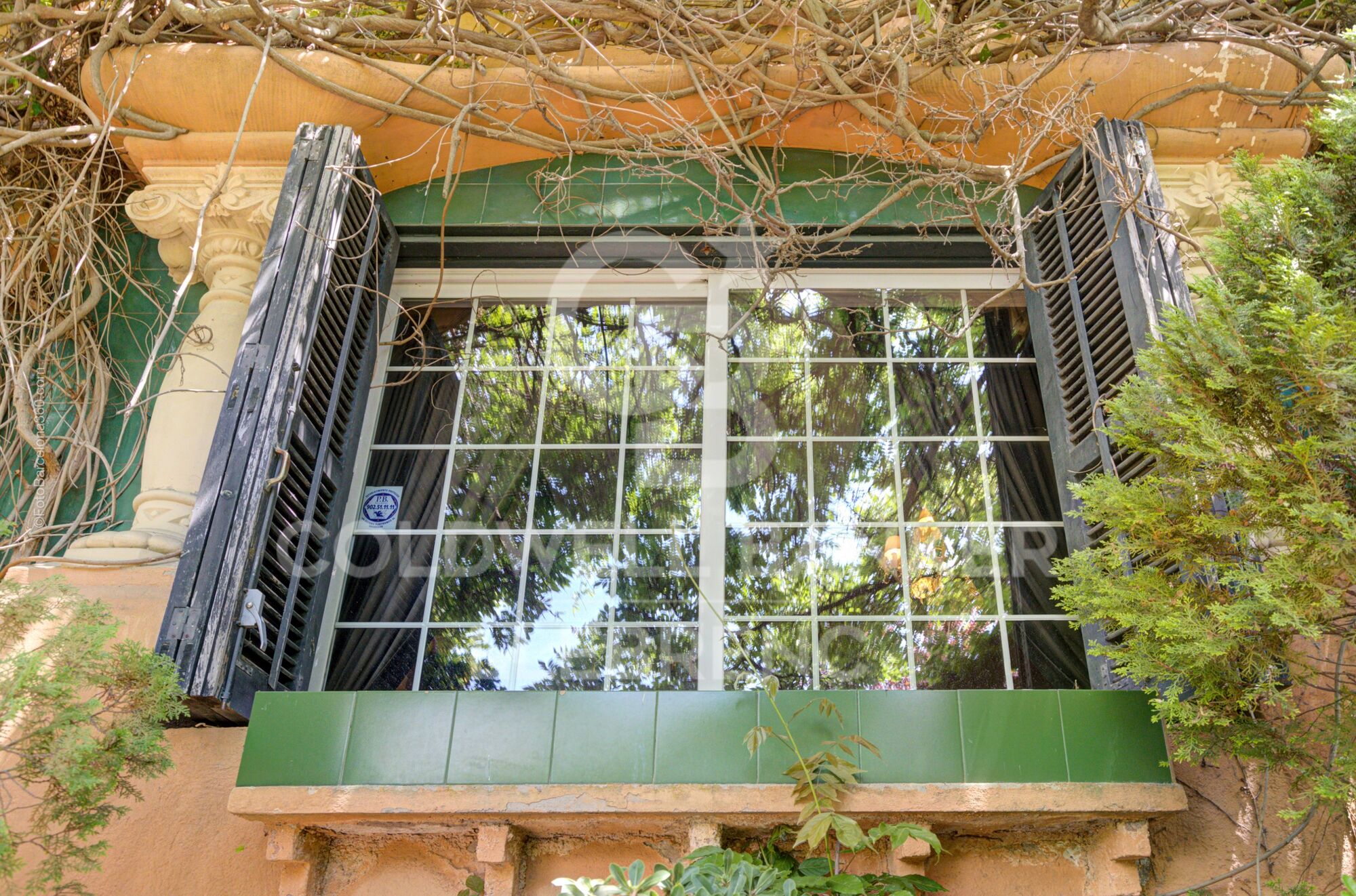 Encantadora finca en venta en Vallvidrera con elementos modernistas, jardín y piscina