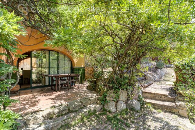 Encantadora finca en venta en Vallvidrera con elementos modernistas, jardín y piscina