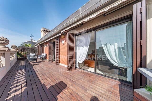 Penthouse in a classic period building with a terrace and a parking space in the building, located just a few steps from Passeig de Gràcia and Rambla de Catalunya. Long-term rental.