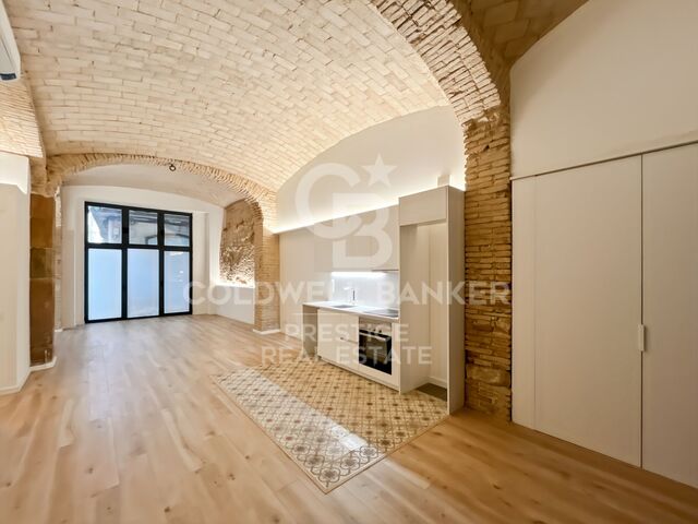 Encantador piso reformado con patio en finca histórica del Gótico, a pocos pasos del mar