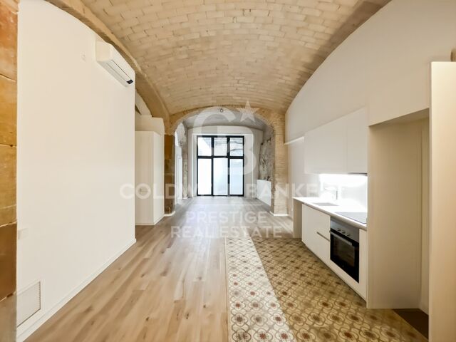 Encantador piso reformado con patio en finca histórica del Gótico, a pocos pasos del mar