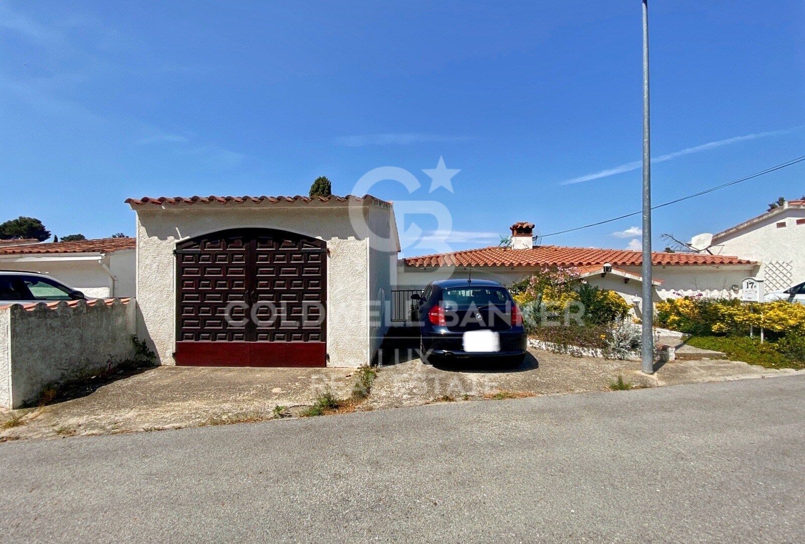 Property with tourist license and sea views