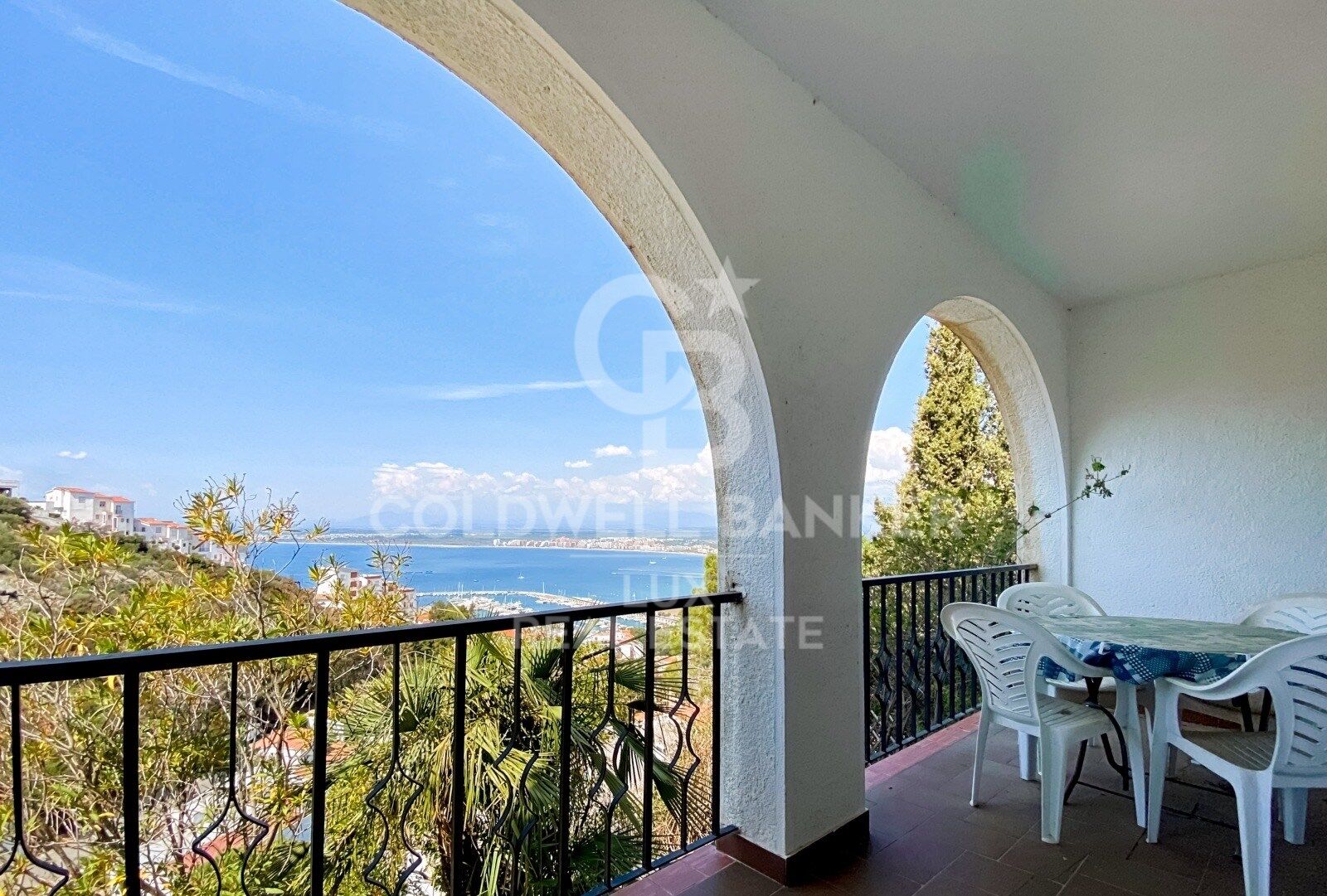 Property with tourist license and sea views