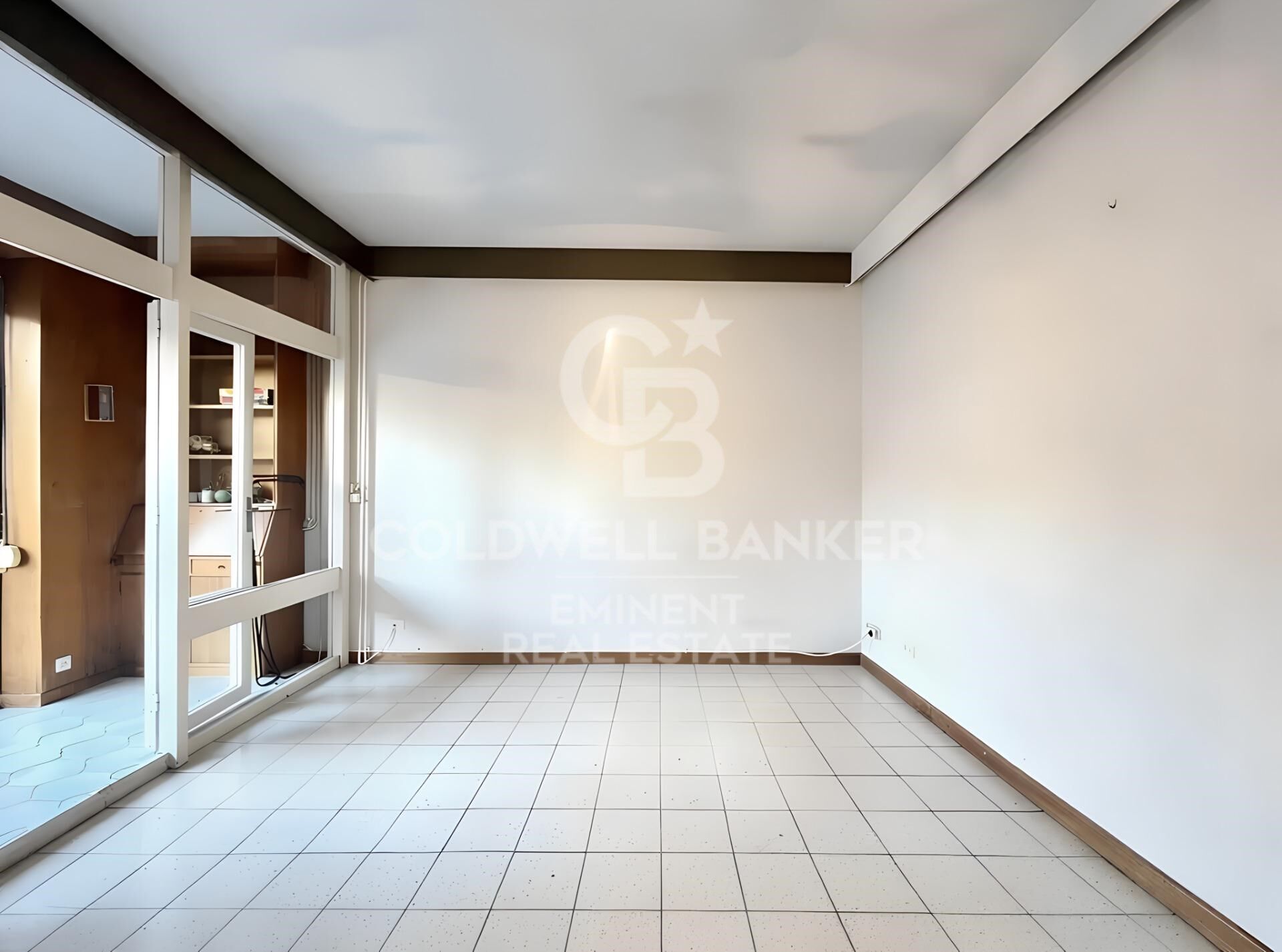 Spacious property to renovate on Avenida Mistral