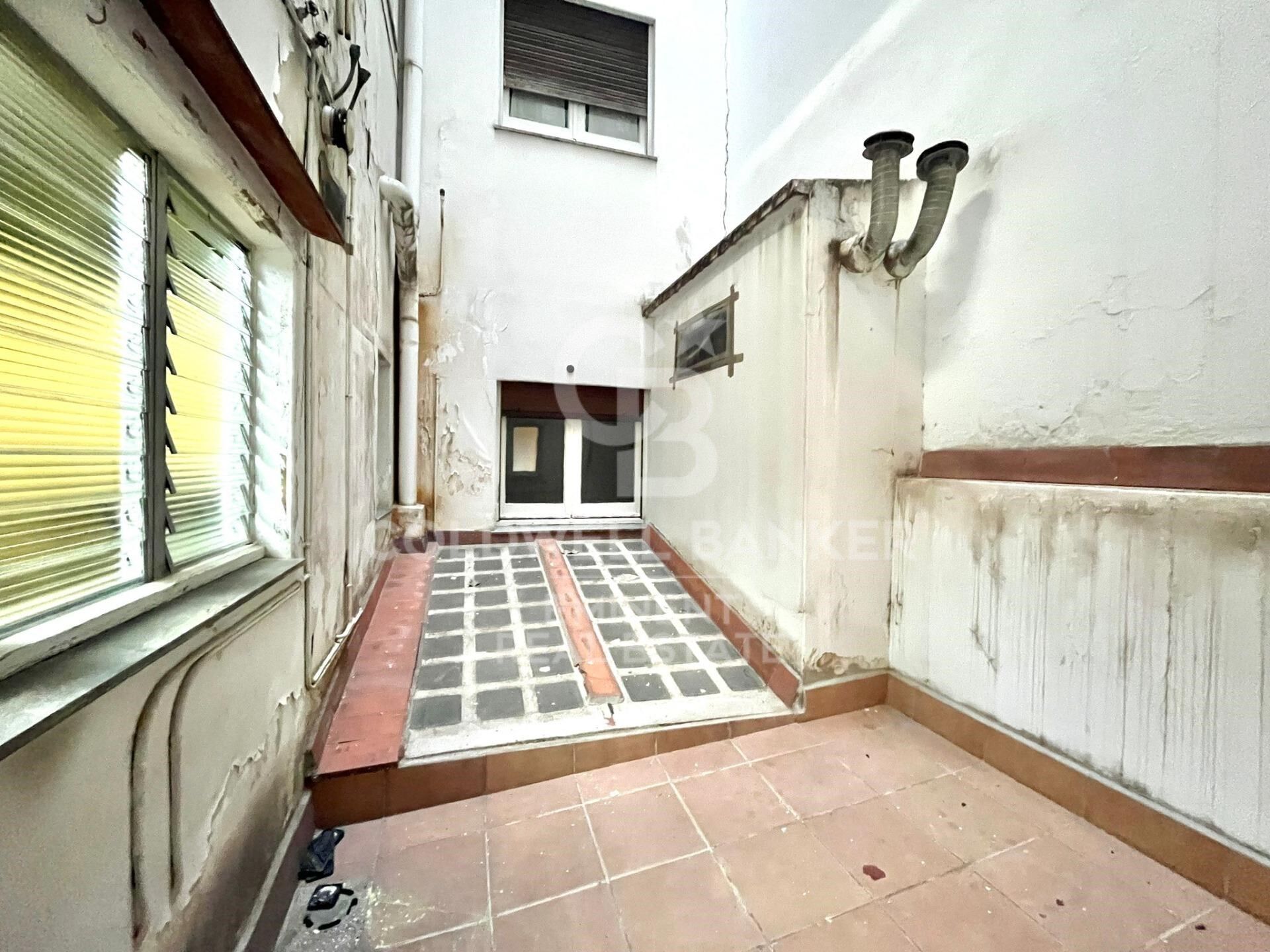 Spacious property to renovate on Avenida Mistral